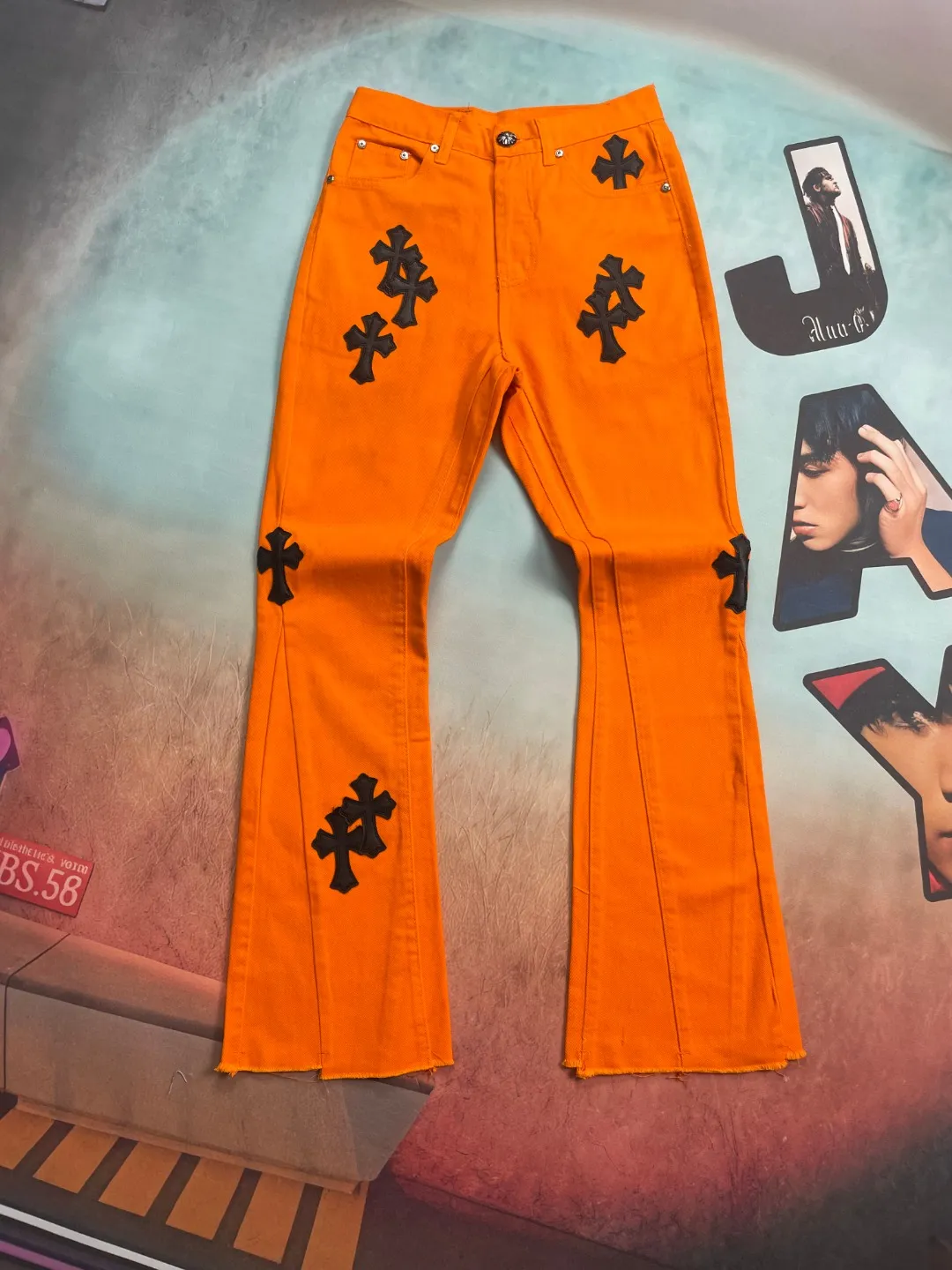 🅿️280 🔘Style No.-KL159 🔘Cro Heart𝐂𝐡𝐫𝐨𝐦𝐞 𝐇𝐞𝐚𝐫𝐭 Orange Cow King patchwork leather cross flared jeans* This Crow Heart orange Cow King jeans are really a treasure in the fashion circle! It is made of high-quality denim fabric, which is very thick and has great texture. The bright orange color is particularly eye-catching, and it will definitely turn heads when walking on the street! The black cross element on the top is the classic logo of Crow Heart. The lambskin is accurately sewn on using laser alignment technology, which is particularly delicate. The hardware is also specially customized, durable and stylish. The overall distressed and washed process makes the pants full of retro charm, and the texture of each pair is unique. To match, wear a simple white cotton short T-shirt and a pair of white shoes to look youthful and fashionable. If you want to be cooler, wear a black leather jacket and Martin boots to instantly become a street trendy person! It can be worn by both men and women, and it is even more eye-catching when couples wear it together, easily becoming the focus of fashion!  Size: S M L XL (28.30.32.34) Color: Orange